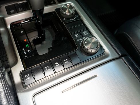 Used 2016 Toyota Land Cruiser image 24