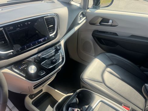 Used 2023 Chrysler Pacifica Touring-L FWD image 22