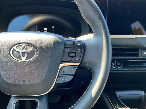 Used 2025 Toyota Crown Signia AWD/4WD image 12