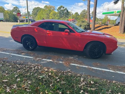 Used 2018 Dodge Challenger SXT w/ Blacktop Package image 5