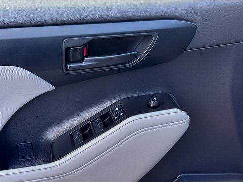 Used 2020 Toyota Highlander L image 16