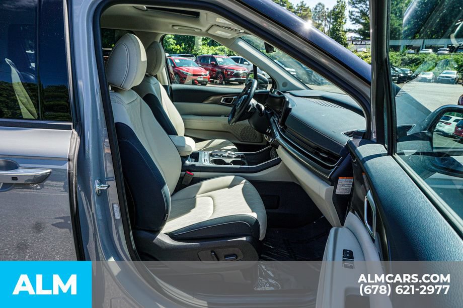 Used 2025 Kia Carnival SX w/ SX Dark Edition Package FWD image 24