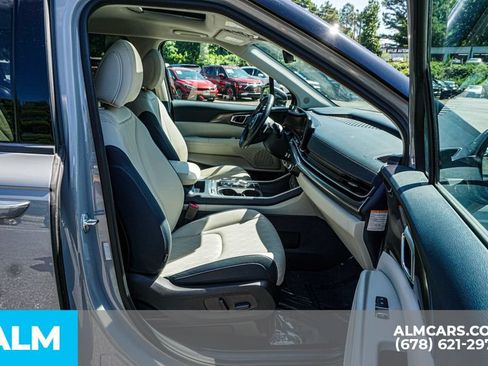 Used 2025 Kia Carnival SX w/ SX Dark Edition Package FWD image 24
