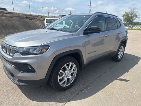 Used 2022 Jeep Compass Latitude AWD/4WD image 3