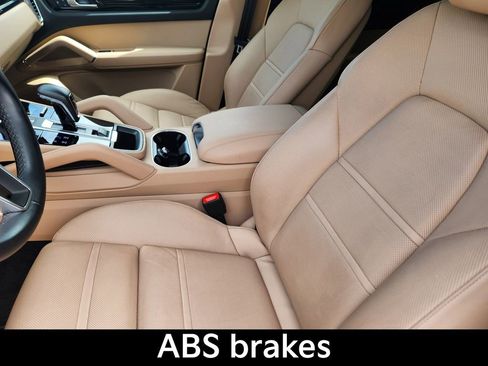 Used 2023 Porsche Cayenne Platinum Edition image 8