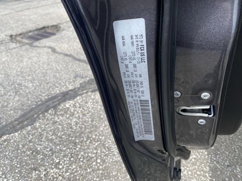 Used 2020 Jeep Cherokee Latitude Plus w/ Cold Weather Group image 18