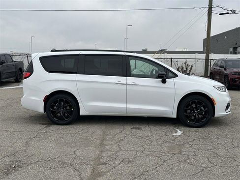 New 2026 Chrysler Pacifica Select image 2