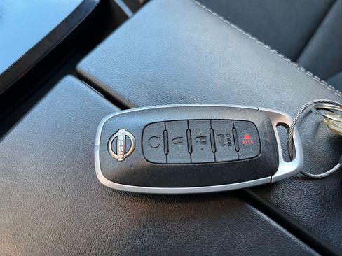 Used 2025 Nissan Rogue SV image 21