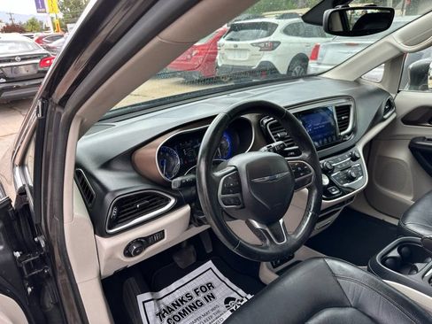 Used 2017 Chrysler Pacifica Touring-L FWD image 16