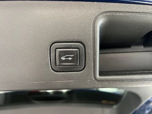 Used 2022 GMC Terrain SLE w/ Driver Convenience Package FWD image 9