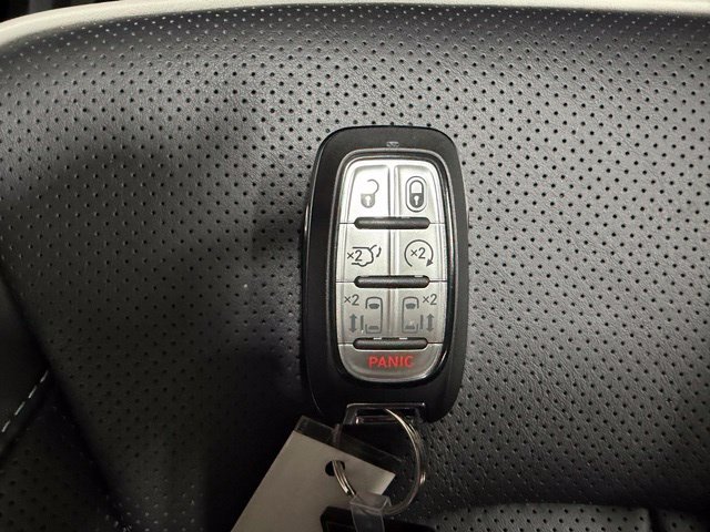 Used 2025 Chrysler Pacifica Limited AWD/4WD image 54