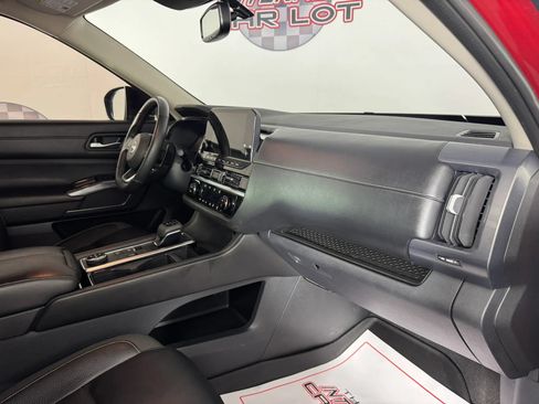 Used 2022 Nissan Pathfinder SL AWD/4WD image 12