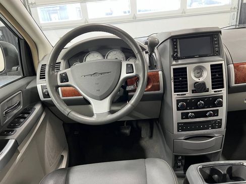 Used 2008 Chrysler Town & Country Touring FWD image 8