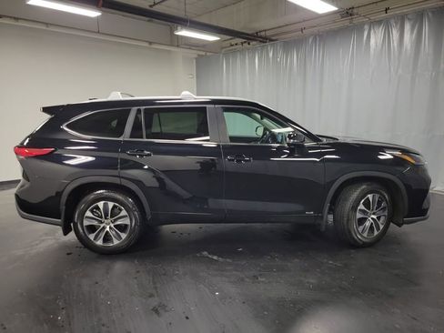 Used 2023 Toyota Highlander XLE image 9