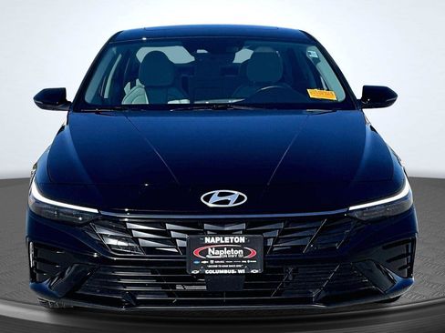 Used 2025 Hyundai Elantra Limited image 3