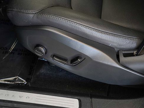 Used 2025 Volvo XC60 B5 Plus image 23