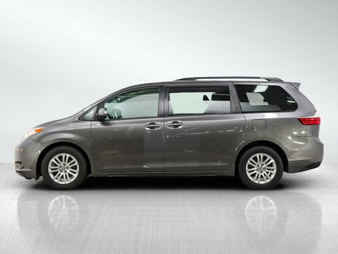 Used 2017 Toyota Sienna XLE w/ XLE Navigation Package FWD image 2