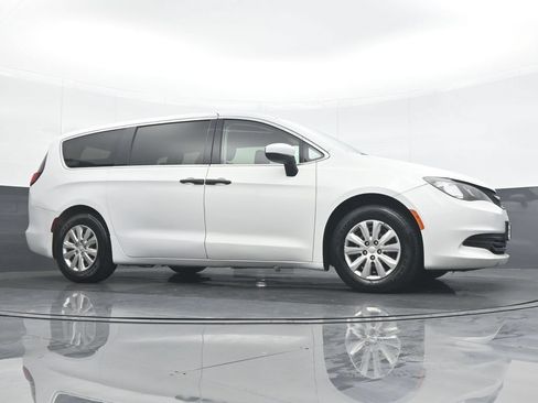 Used 2020 Chrysler Voyager L FWD image 33
