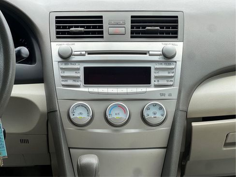 Used 2010 Toyota Camry LE FWD image 4