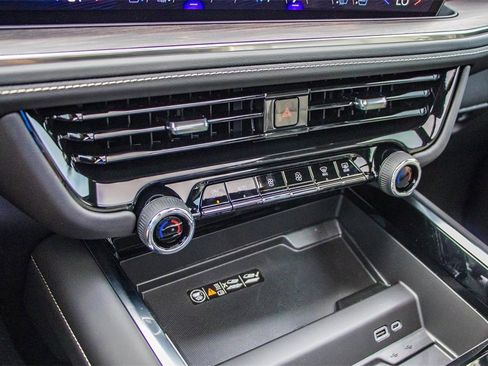 New 2026 Chevrolet Suburban Premier image 30