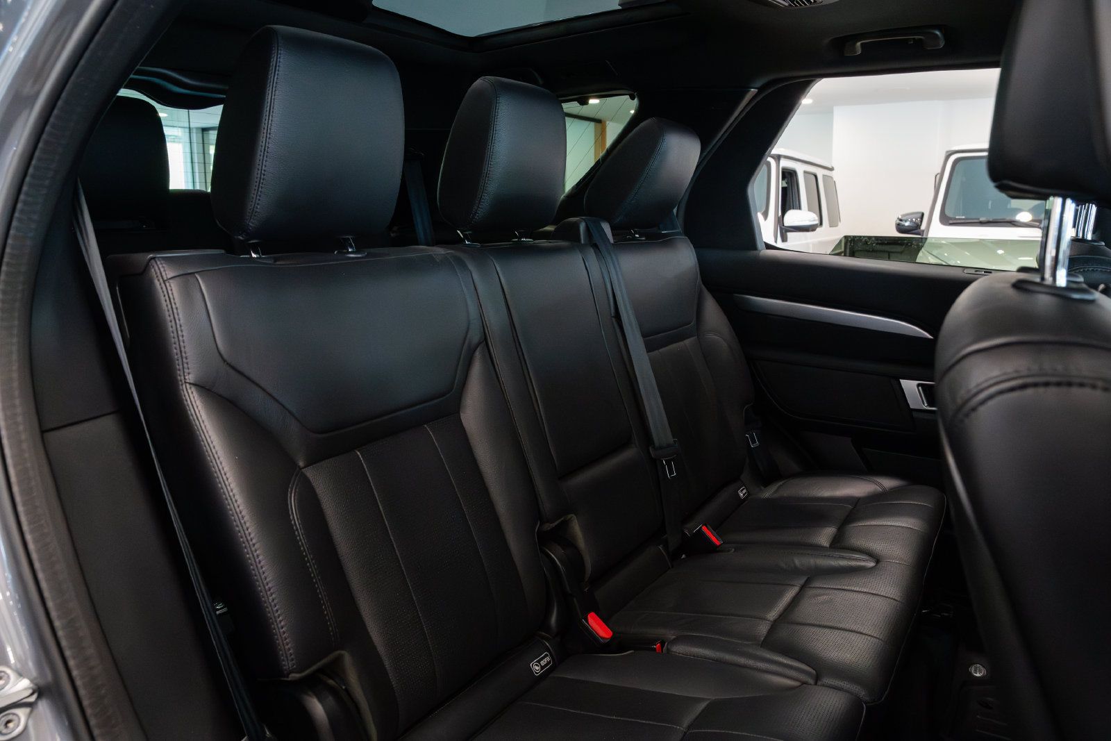 Used 2020 Land Rover Discovery Landmark AWD/4WD image 24