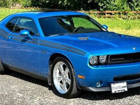 Used 2010 Dodge Challenger R/T RWD image 2