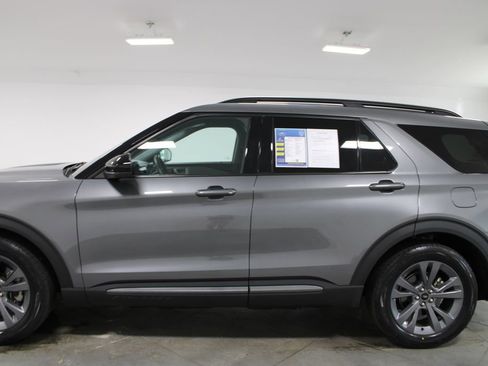 Used 2023 Ford Explorer XLT w/ Equipment Group 202A RWD image 6