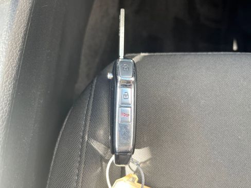 Used 2025 Kia Sportage LX image 21