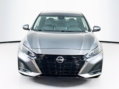 Used 2023 Nissan Altima 2.5 SV w/ SV Premium Package AWD/4WD image 2
