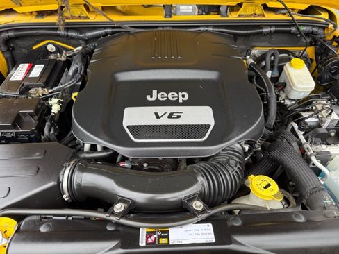 Used 2015 Jeep Wrangler Unlimited Sahara w/ Dual Top Group AWD/4WD image 39