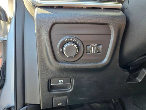 Used 2023 Jeep Grand Cherokee Altitude AWD/4WD image 16