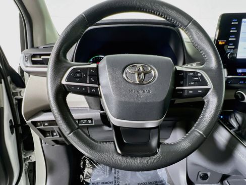 Used 2024 Toyota Sienna XLE FWD image 18