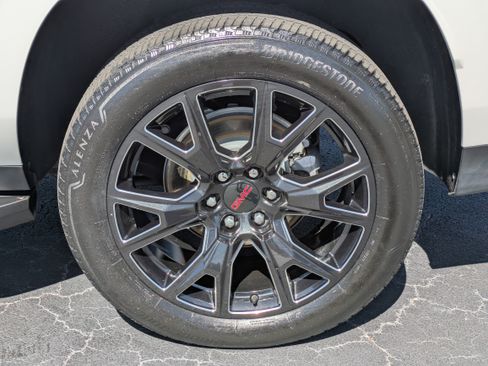 Used 2024 GMC Yukon XL Denali AWD/4WD image 10