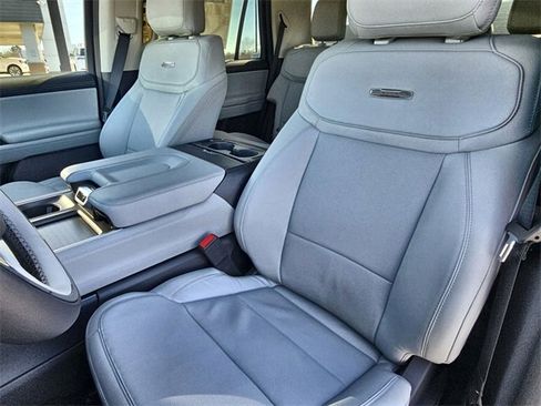 New 2025 Ford Expedition Platinum w/ Driver's Package image 18