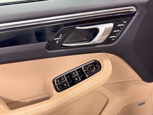 Certified 2023 Porsche Macan image 23