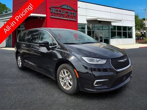 Used 2024 Chrysler Pacifica Touring-L FWD image 2