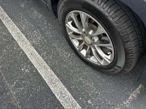 Used 2019 Jeep Cherokee Latitude Plus w/ Comfort/Convenience Group image 4