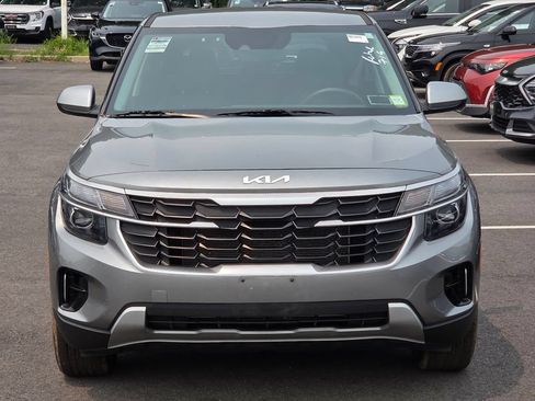 Used 2024 Kia Seltos LX AWD/4WD image 2
