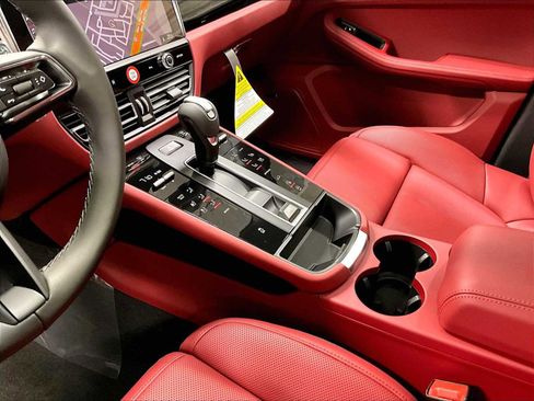 New 2026 Porsche Macan image 17