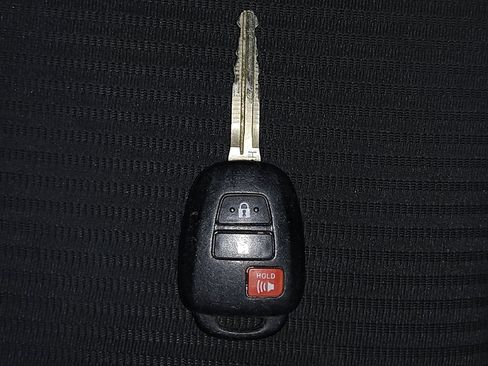 Used 2018 Toyota RAV4 LE FWD image 32