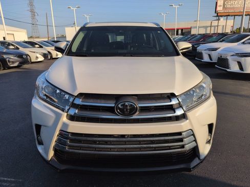 Used 2017 Toyota Highlander Limited Platinum w/ Preferred Accessory Package AWD/4WD image 8