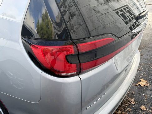 Used 2024 Chrysler Pacifica Touring-L FWD image 7