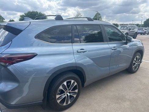 Used 2024 Toyota Highlander XLE image 3