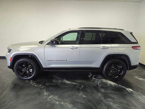 Used 2024 Jeep Grand Cherokee Limited w/ Luxury Tech Group II AWD/4WD image 2