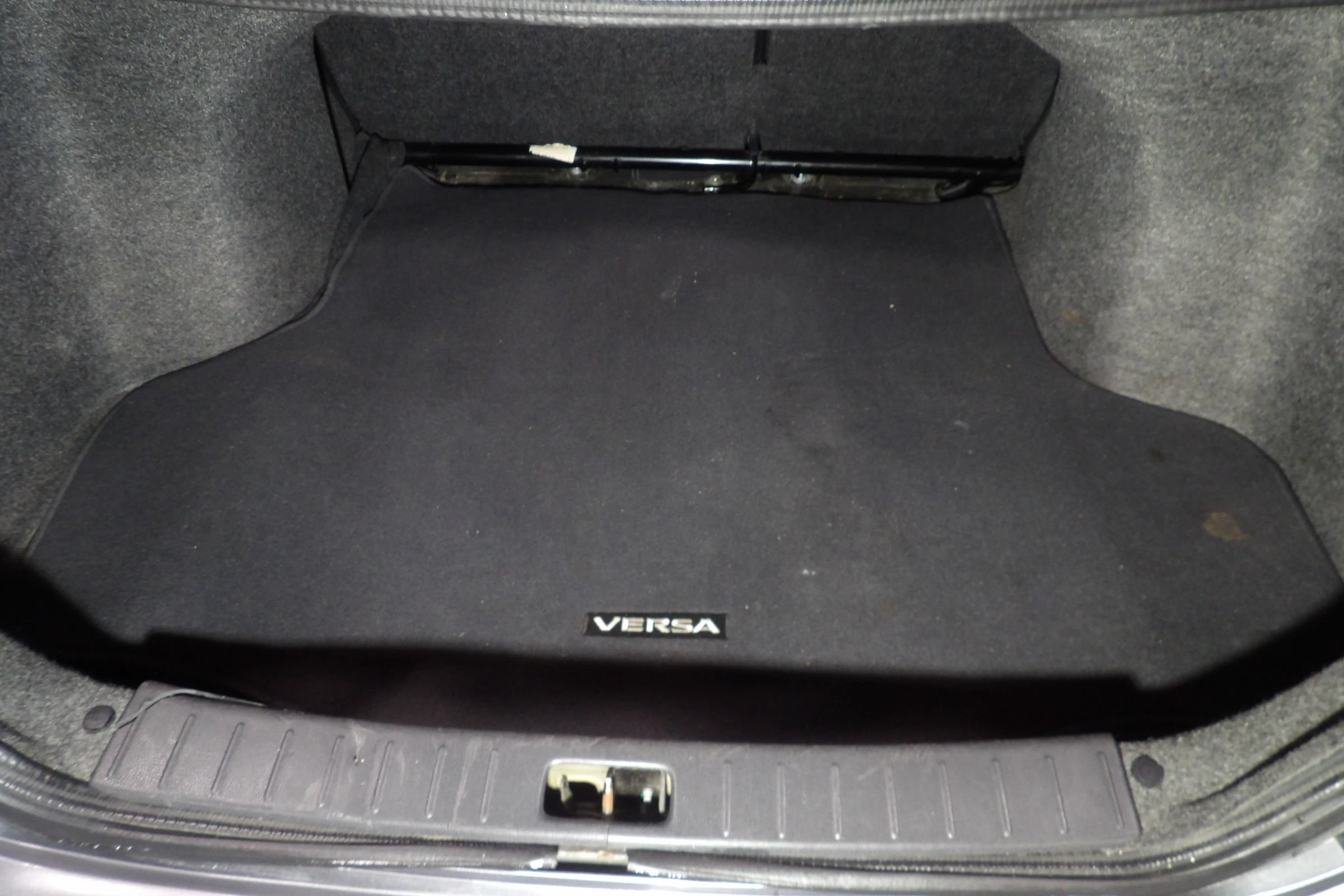 Used 2018 Nissan Versa SV FWD image 6