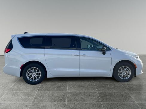 New 2026 Chrysler Pacifica Select image 6