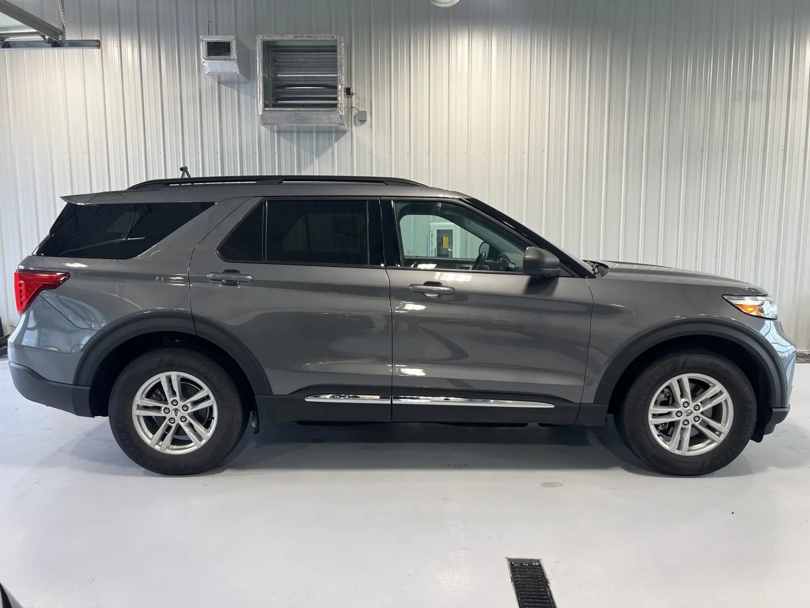 Used 2022 Ford Explorer XLT AWD/4WD image 2