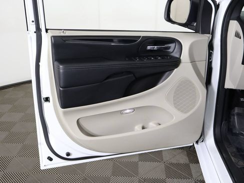 Used 2020 Dodge Grand Caravan SXT FWD image 21