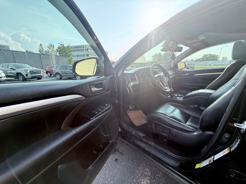Used 2019 Toyota Highlander XLE AWD/4WD image 10