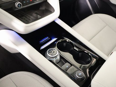 Used 2025 Ford Explorer Platinum w/ Ultimate Package image 8